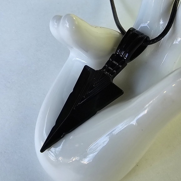 🪓 Steel Arrowhead Necklace - Picture 4 of 7